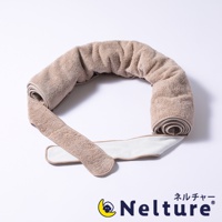 可調高今治睡眠包腰枕，淺褐色毛巾材質，帶有魔術貼固定帶，可捲曲成環狀，用於支撐腰部。