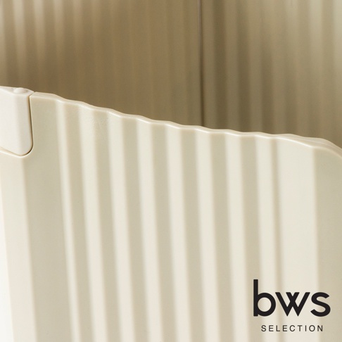 bws SELECTION 廚房用防油污摺疊隔板近拍，展示其米白色波浪紋理與品牌標誌