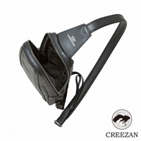 JETTER 隨身側背包 CJTE-021，黑色荔枝紋皮革材質，側背包主體開放式拉鍊，露出內部隔層，黑色皮革肩帶可調節長度。