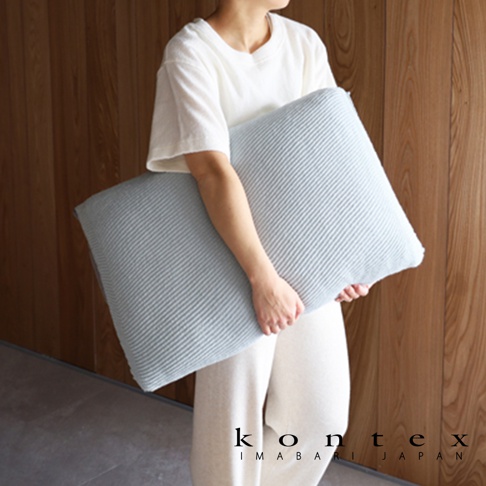 淺藍色條紋彈性枕套，柔軟材質，適合各種尺寸的枕頭。