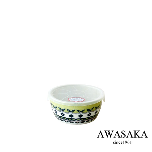 一個帶有綠色底色及藍綠色花卉圖案的陶瓷保鮮碗，配有透明塑膠蓋。