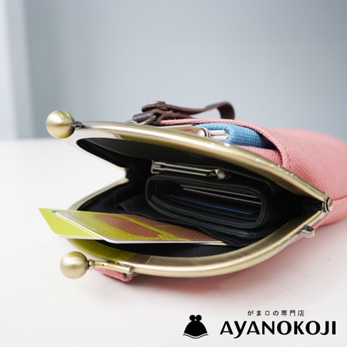 模式B： 京都職人手作純棉帆布腰掛口金包，粉紅色，側面視角，展示側面拉鍊和內部卡片。