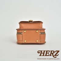 職人手作皮革迷你後背包，採用溫潤的淺棕色皮革，配備黃銅色拉鍊與鉚釘，結構紮實，展現經典工藝。