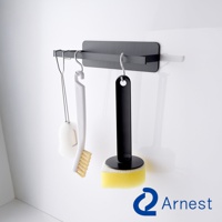 Arnest 品牌有兩個掛鉤，上面掛著一個白色的瓶刷和一個黑色的鍋刷，用於清潔鍋具。
