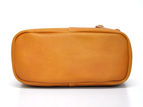 職人手作皮革可調式兩用托特包 (Q-14)，圓潤的包底，採用淺棕色皮革製成，表面帶有細膩的紋理，包邊縫線清晰，整體呈現自然復古風格。