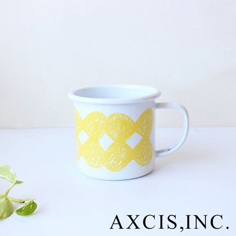 白色琺瑯馬克杯，杯身印有黃色手繪風格的交錯圓形圖案，配有白色把手。