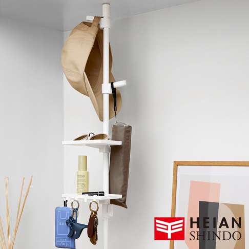 白色直撐款掛鉤支架，附有兩個層板，掛著一頂卡其色帽子、太陽眼鏡、一瓶噴霧、一支筆、一個咖啡色雨傘套，以及藍色鑰匙圈和咖啡色皮革鑰匙圈。