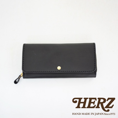 黑色皮革長夾，寬口設計，設有金色金屬按扣和拉鍊。皮革表面有細緻縫線，整體簡潔大方。