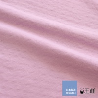 粉色細點紋理布料，觸感柔軟，適合製作兒童抱枕。