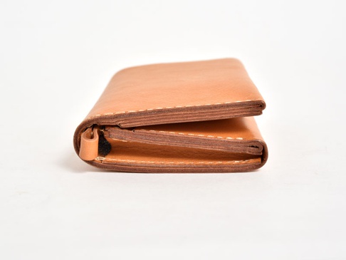 職人手作皮革中型雙折短夾，淺棕色，展現皮革紋理與縫線細節。