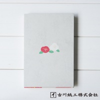 淺灰色和紙御朱印帳，封面中央印有兩朵山茶花圖案，一朵為紅色，另一朵為白色，旁邊配有綠色葉子。