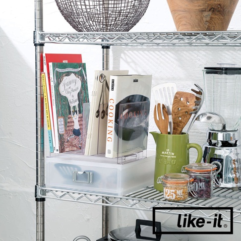 透明塑膠製成的長版文件收納盒，上面擺放著幾本雜誌和書籍，收納盒下方有一個淺色霧面塑膠抽屜，抽屜前方有銀色金屬把手。