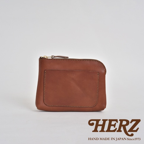 職人手作皮革小物收納包 KF-114 S，咖啡色皮革，有拉鍊開合，正面有一個車縫的貼袋。