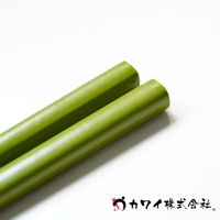 兩支綠色圓形木筷，材質光滑，頂端為圓形。