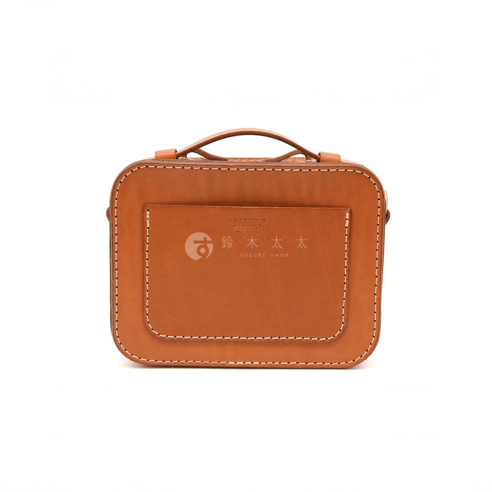 日本HERZ職人手作皮革兩用迷你小方包，棕色硬皮革材質，正面有縫線裝飾的方形口袋，印有HERZ品牌標誌及日文「鈴木太太」和英文「SUZUKI SHOP」字樣。
