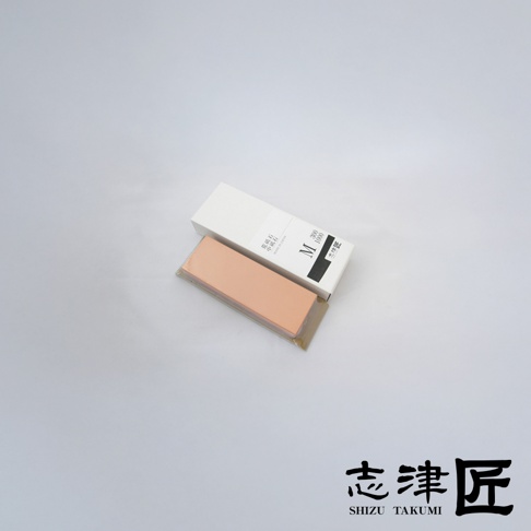 志津匠 300/1000 雙面磨刀石，粉色為 300 號，白色包裝上印有日文與英文 Made in Japan，以及 M 300 1000 字樣。