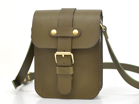 橄欖綠皮革製作的經典皮扣單肩包，設有可調節肩帶、金色金屬皮扣和品牌標誌。