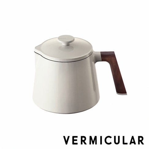 VERMICULAR 品牌白色琺瑯鑄鐵壺，配有深色木質手柄，帶有蓋子。