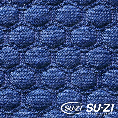 深藍色菱格紋布料特寫，紋理細緻，具有立體感。左下角有白色橢圓形標誌，內含「SU-ZI」字樣及「Good sleep goods」小字。