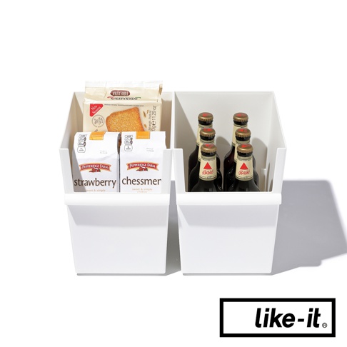 兩個白色窄型可堆疊整理收納盒，左側裝有兩盒 Pepperidge Farm 餅乾和一包薄餅，右側裝有六瓶 Bass 啤酒。