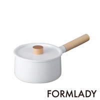 白色琺瑯單柄牛奶鍋，配有木質鍋蓋頭和鍋柄，鍋身圓潤，設計簡約。