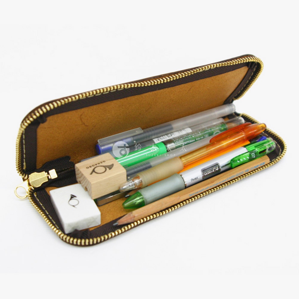 咖啡色皮革製拉鍊筆袋，內有鋼筆、原子筆、鉛筆、橡皮擦和印章