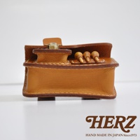 職人手作皮革高爾夫腰包，淺棕色，經典款式，帶有金屬扣和三個高爾夫球釘。