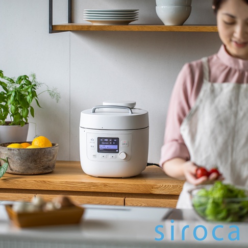 白色圓潤的智能電子萬用壓力鍋，配有銀色提把和觸控螢幕，螢幕顯示中文操作介面，鍋身下方有按鈕和旋鈕。