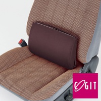 深棕色網狀材質的車內專用置物收納靠墊，放置於同色系織紋的汽車座椅上，靠墊前方有織帶固定。