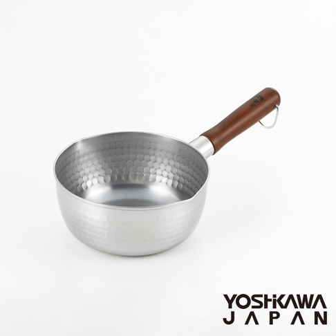 鄉技不鏽鋼單柄雪平鍋，鍋身為銀色不鏽鋼材質，表面有蜂巢狀壓紋，配有深棕色木質手柄，手柄末端有掛環。