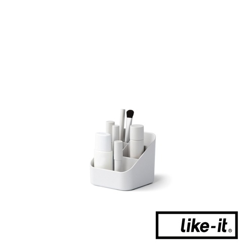 白色手提式雙層化妝品收納箱，內含多個隔間，收納各種化妝品與化妝工具，如粉底液、唇膏、睫毛膏及化妝刷，材質為塑膠。