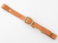 職人手作皮革背包用胸前扣帶，寬 3 公分，使用淺棕色皮革製成，配有黃銅色釦環、鉚釘及 D 型環。