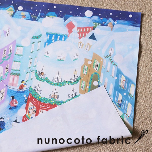 無框帆布藝術海報，描繪聖誕節夜晚的雪景街道，有著藍色、粉色、棕色和紅色的建築物，裝飾著聖誕燈飾與綠色花環。街道上有行人及窗戶內的人物。