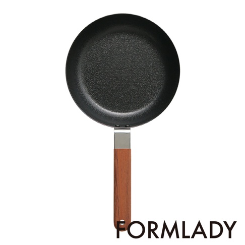 小泉誠 ambai 日製平底鐵鍋，24公分，鍋身黑色，帶有木質手柄，整體為圓形設計。