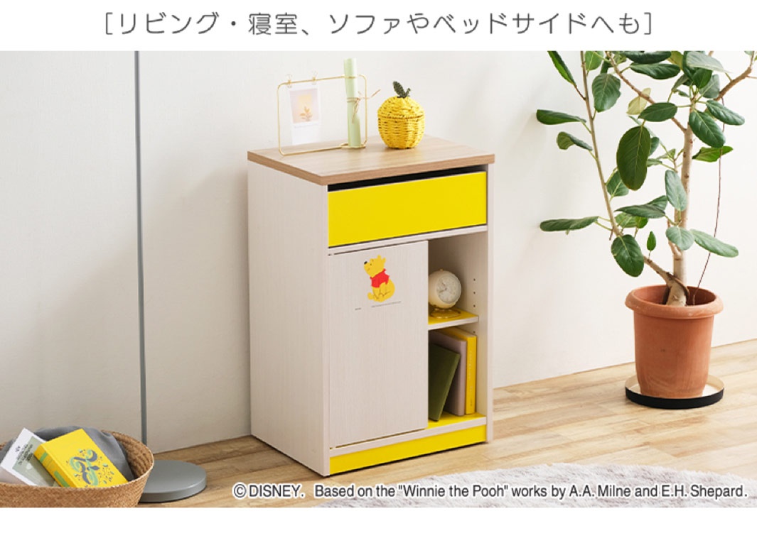 迪士尼系列木質五格桌邊收納櫃，採用木紋桌面搭配象牙白櫃體，點綴亮黃色抽屜與底部，左側門板飾有小熊維尼圖案，內有開放式層架，底部有腳輪。