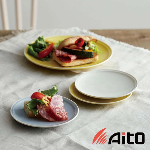 淺灰色、淡黃色和白色美濃燒陶瓷盤，皆盛有三明治或小點心，素雅簡約的設計，展現精緻的餐桌佈置。