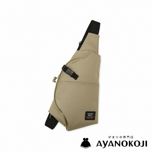 一頂卡其色機能布製成的水滴型口金斜背包，具有黑色織帶和金屬扣環，背包正面有品牌標籤 AYANOKOJI SEREI KYOTO JAPAN。