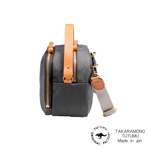 TUTUMU Rectangle 防潑水兩用斜背包，黑色，皮革提把與背帶，金色拉鍊，側邊視角，下方有品牌標誌及日文產地說明