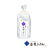 淺藍色長拭巾，印有白色小雛菊圖案，以透明塑膠袋包裝，上方以麻繩綁緊。包裝上有日文標籤，顯示產品資訊。