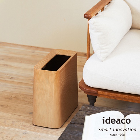 橡木紋方形垃圾桶，容量11.5L，木紋清晰自然，帶有黑色內襯，簡約設計，適合家居擺設。