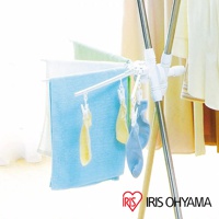 不鏽鋼X型曬衣架，白色塑膠支架，掛有藍色、黃色和淺藍色衣物，部分衣物使用白色衣夾固定。