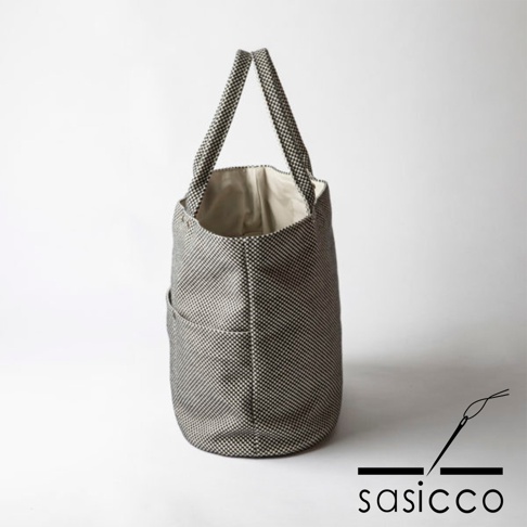 三河木綿刺子織大開口托特包，黑白格紋圖案，配有兩條提把，側面有口袋，內裡為米色。