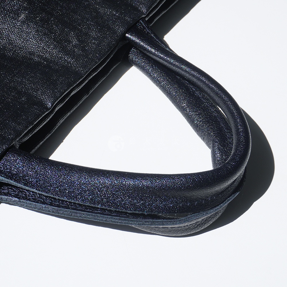 BAN INOUE 釉面亞麻布三用托特包的深藍色手柄特寫