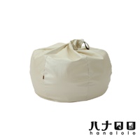 奶油色皮革懶骨頭沙發，呈圓潤的洋蔥狀，上方有束口和金屬提環，適合居家休閒。