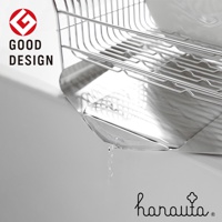 銀色不鏽鋼碗碟架，帶有可拆卸瀝水盤，架身結構呈網狀，可橫放碗盤，架子傾斜，顯示瀝水盤正在滴水。