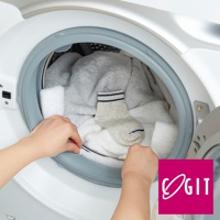 白色滾筒洗衣機門縫，一隻手正將白色海綿條塞入門縫，另一隻手拿著一隻淺灰色條紋童襪，洗衣機內有白色及灰色毛巾。