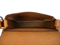 職人手作皮革翻蓋直式單肩包 (CP-96) 的內部視角，展示了淺棕色皮革材質，縫線整齊，設有金屬扣環。