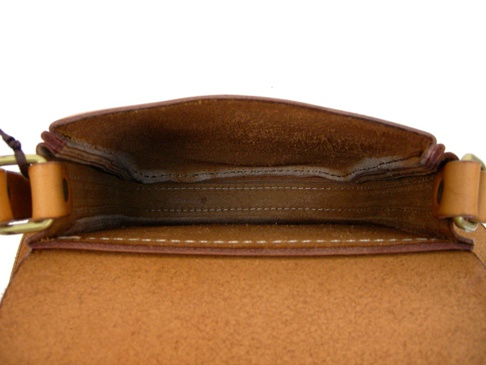 職人手作皮革翻蓋直式單肩包 (CP-96) 的內部視角，展示了淺棕色皮革材質，縫線整齊，設有金屬扣環。