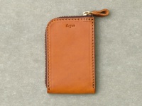 職人手作的卡其色皮革拉鍊卡片鑰匙包，表面壓印有「Organ」字樣，搭配金色拉鍊及皮革拉環。