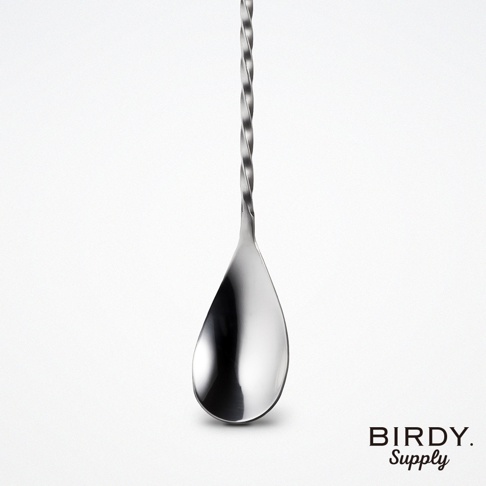 長柄不鏽鋼調酒攪拌匙，頂部為螺旋紋設計，末端為扁平的銀色金屬湯匙頭。